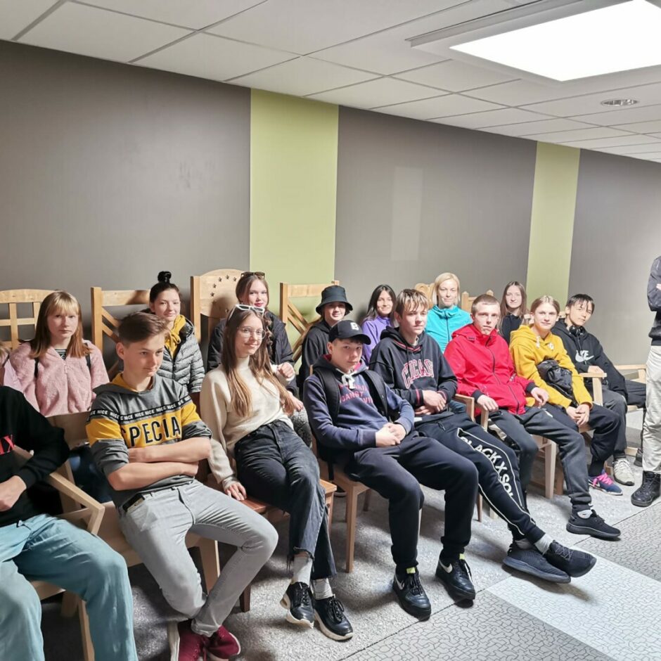 Zēni un meitenes sēž krēslos