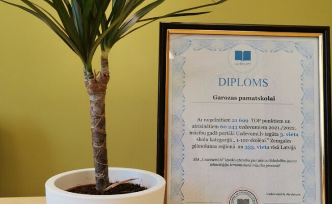 Puķe un diploms