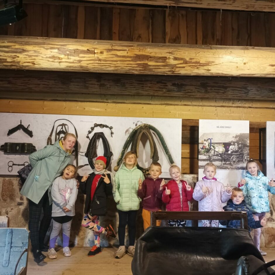 Bērni ar skolotāju