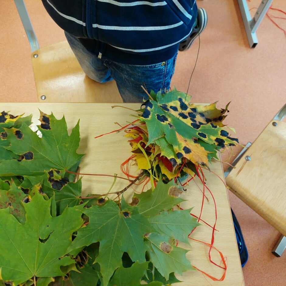 Bērns un lapu kompozčija