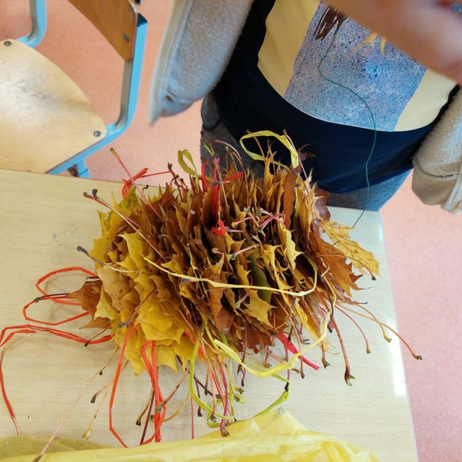 Bērns un lapu kompozīcja