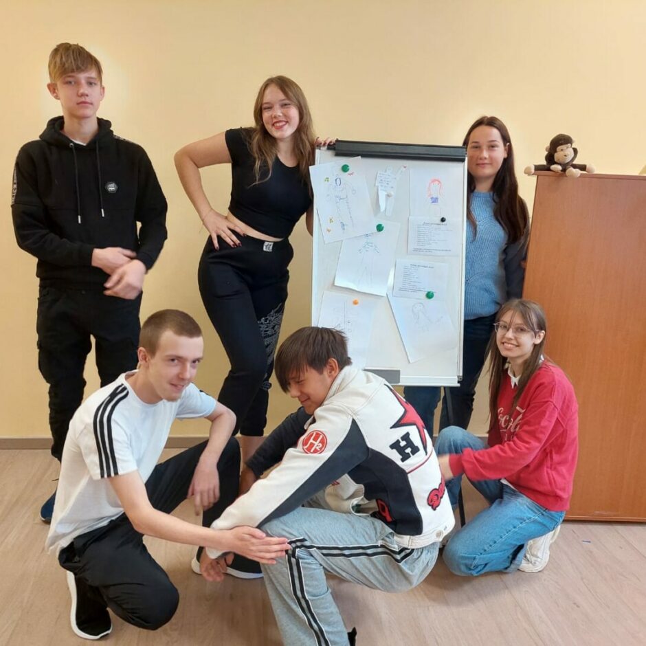 Zēni un meitenes pie tāfeles