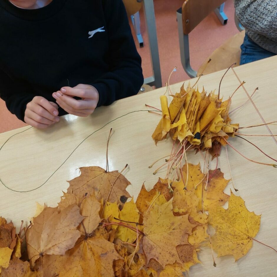 Koka lapu kompozīcija un bērna rokas