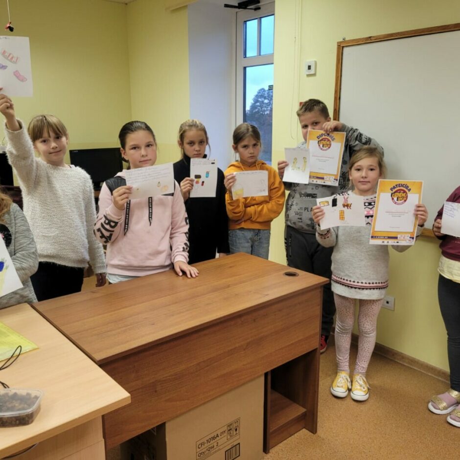 Bērni klasē ar diplomiem