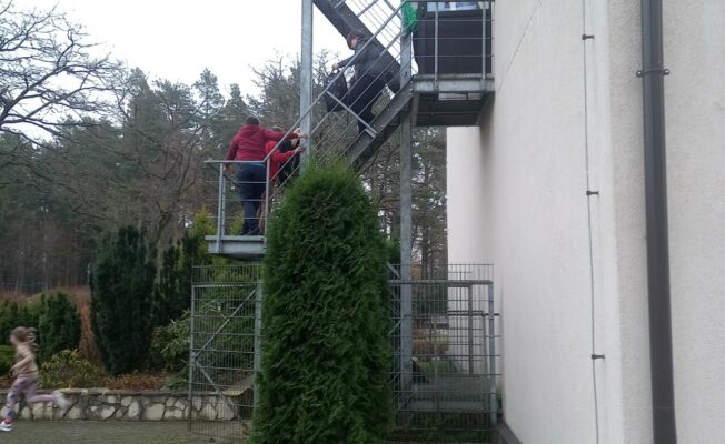 Bērni kāp par avārijas kāpnēm