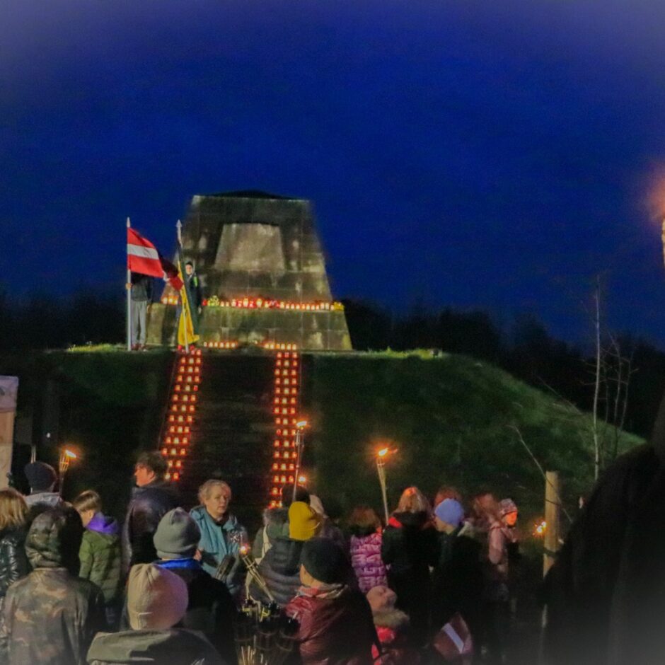 piemineklis un svecītes