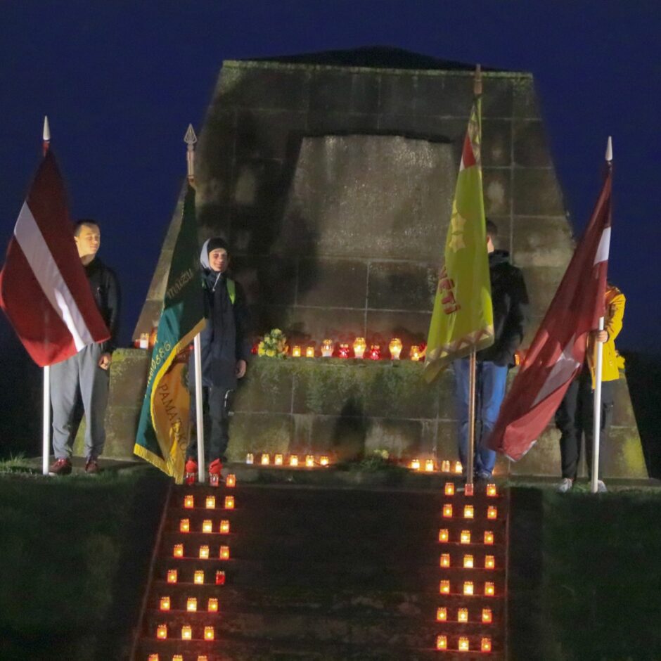 Pie pieminekļa bērni ar karogiem