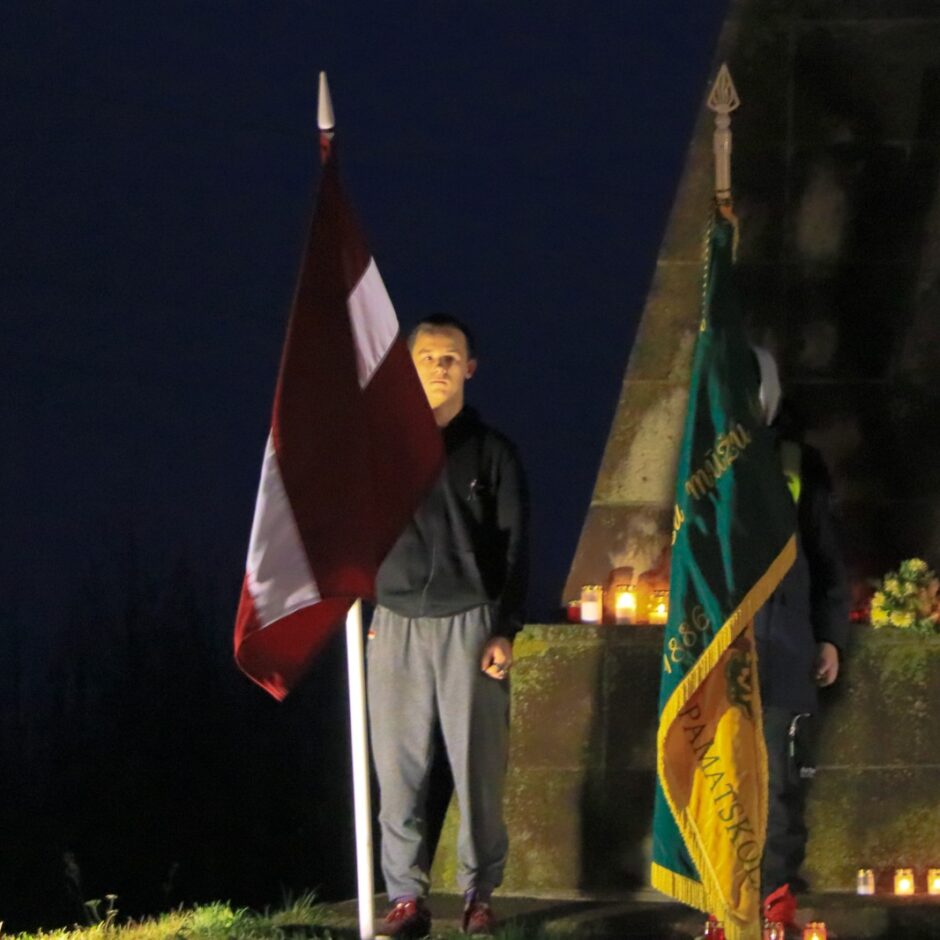 Valsts un skolas karogs, zēni