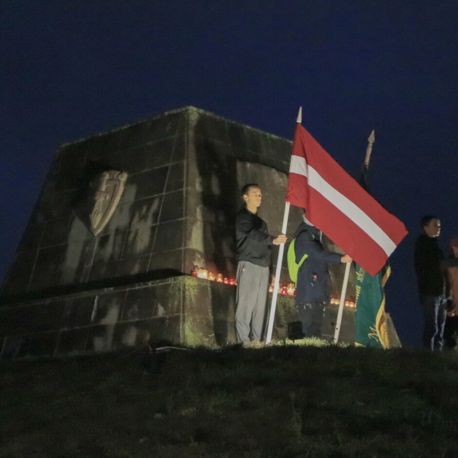 Valsts karogs, piemneklis,, zēni