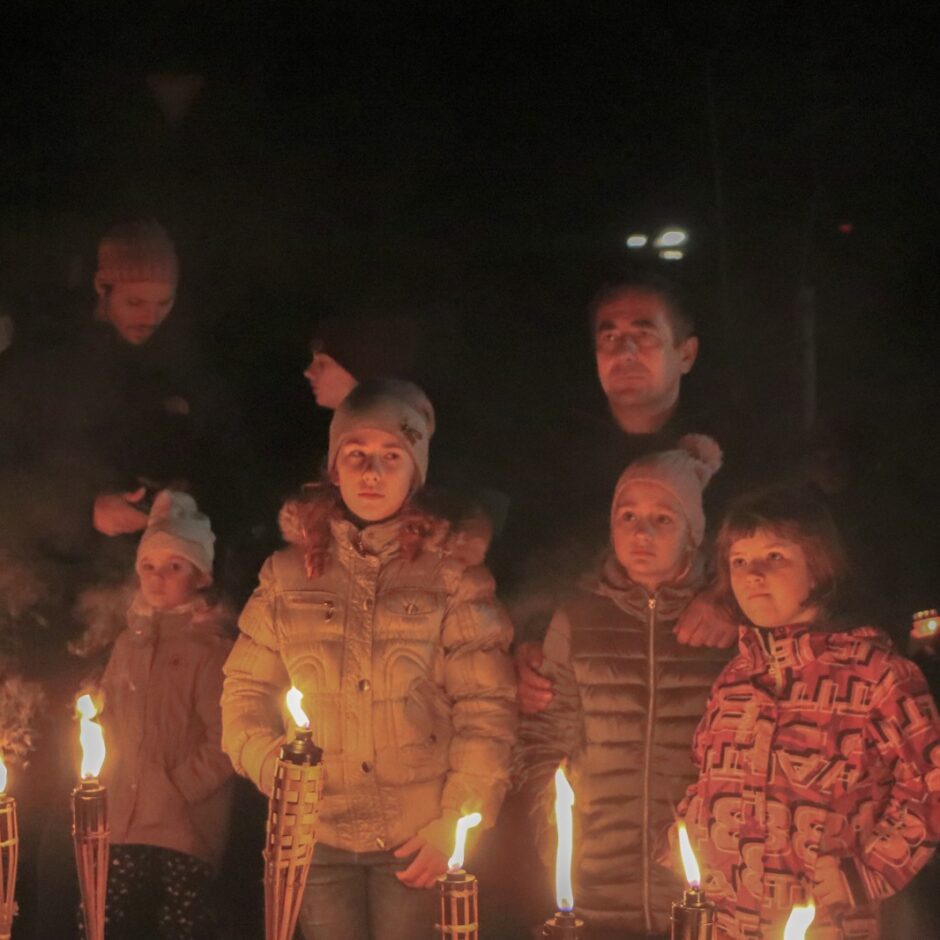 Bērni un vīrietis un lāpas