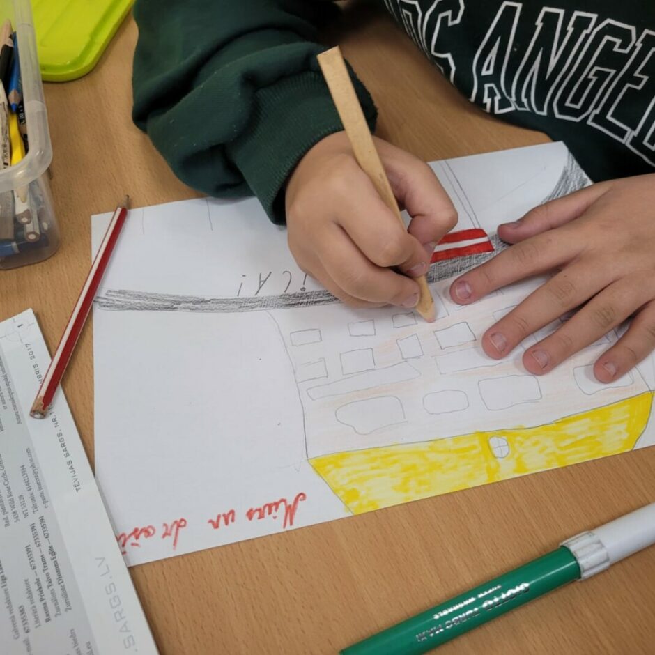 Rokas, bērns zīmē