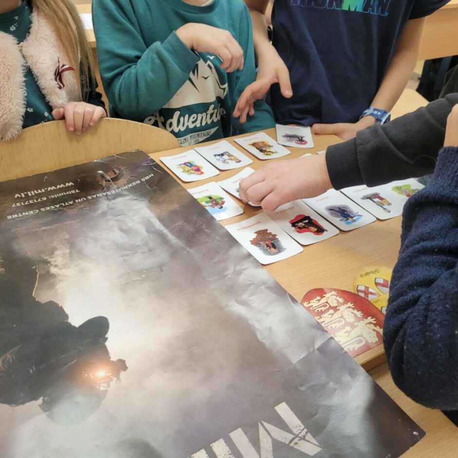 Bērni spēlē spēli