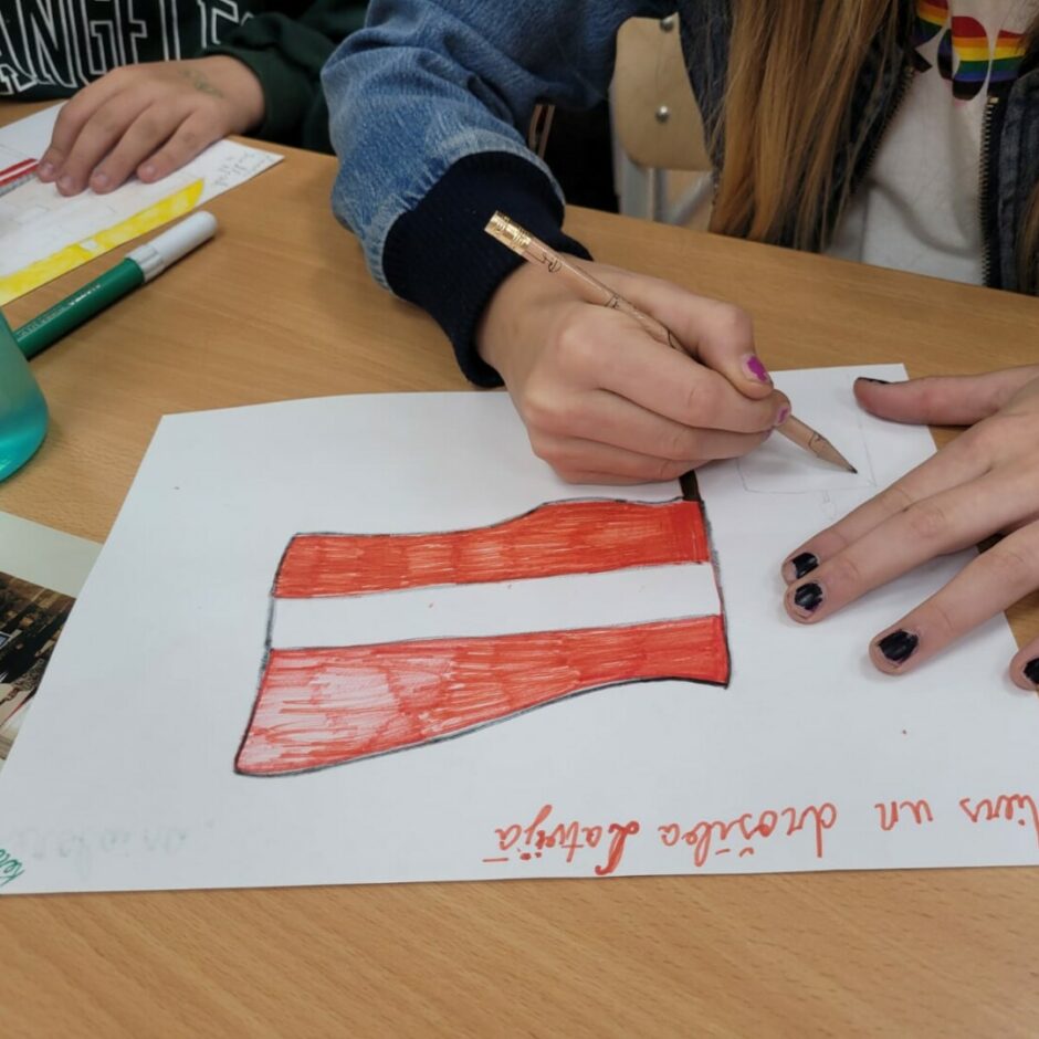 Zīmē Latvijas karogu