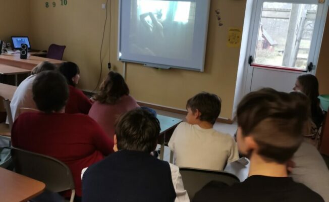 Bērni skatās filmu