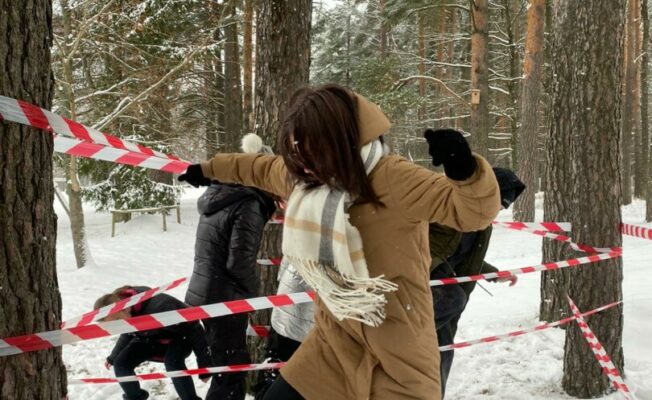 Bērns lien pa labirintu