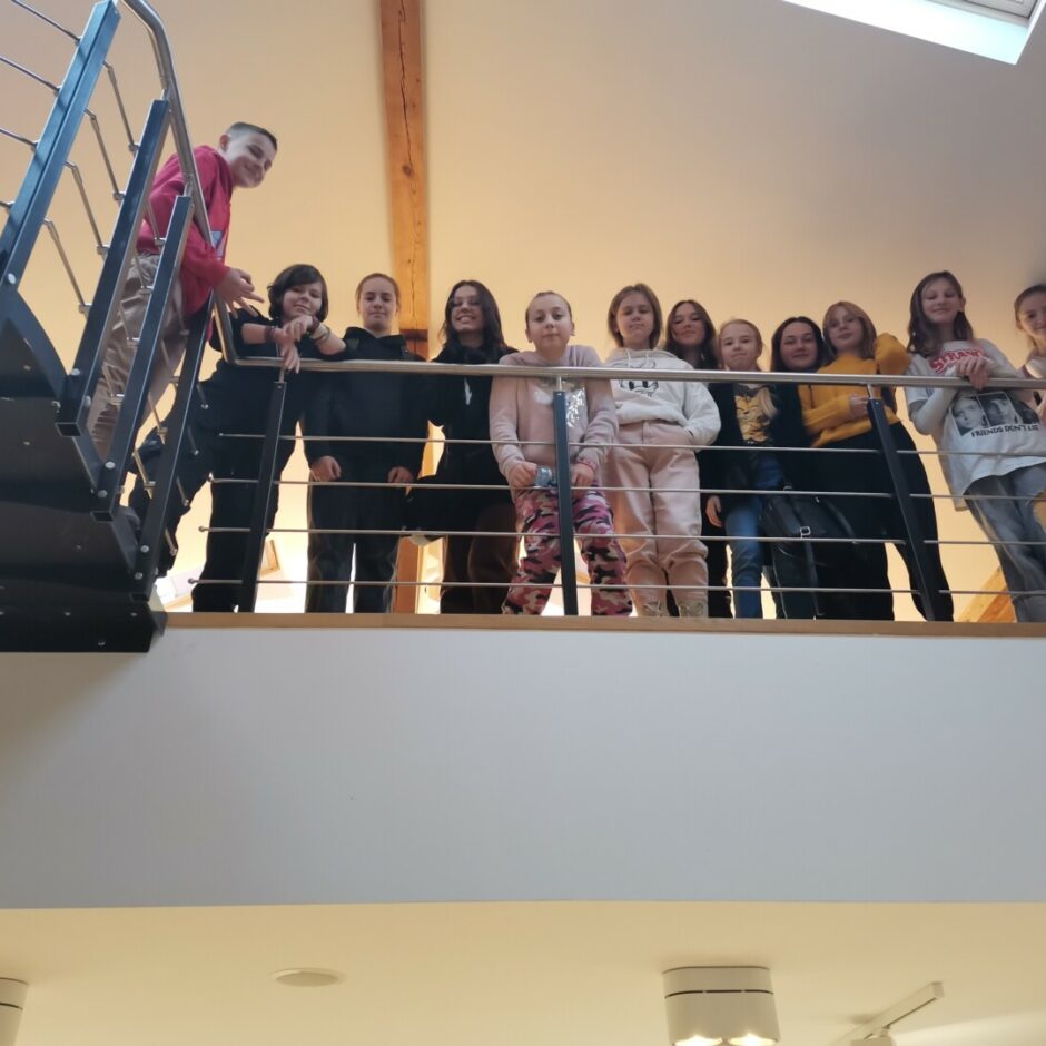 Bērni stāv balkonā