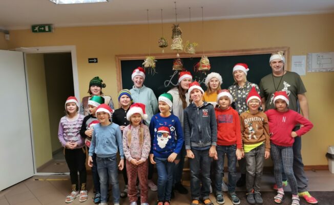 Bērni un pieaugušie ar cepurēm