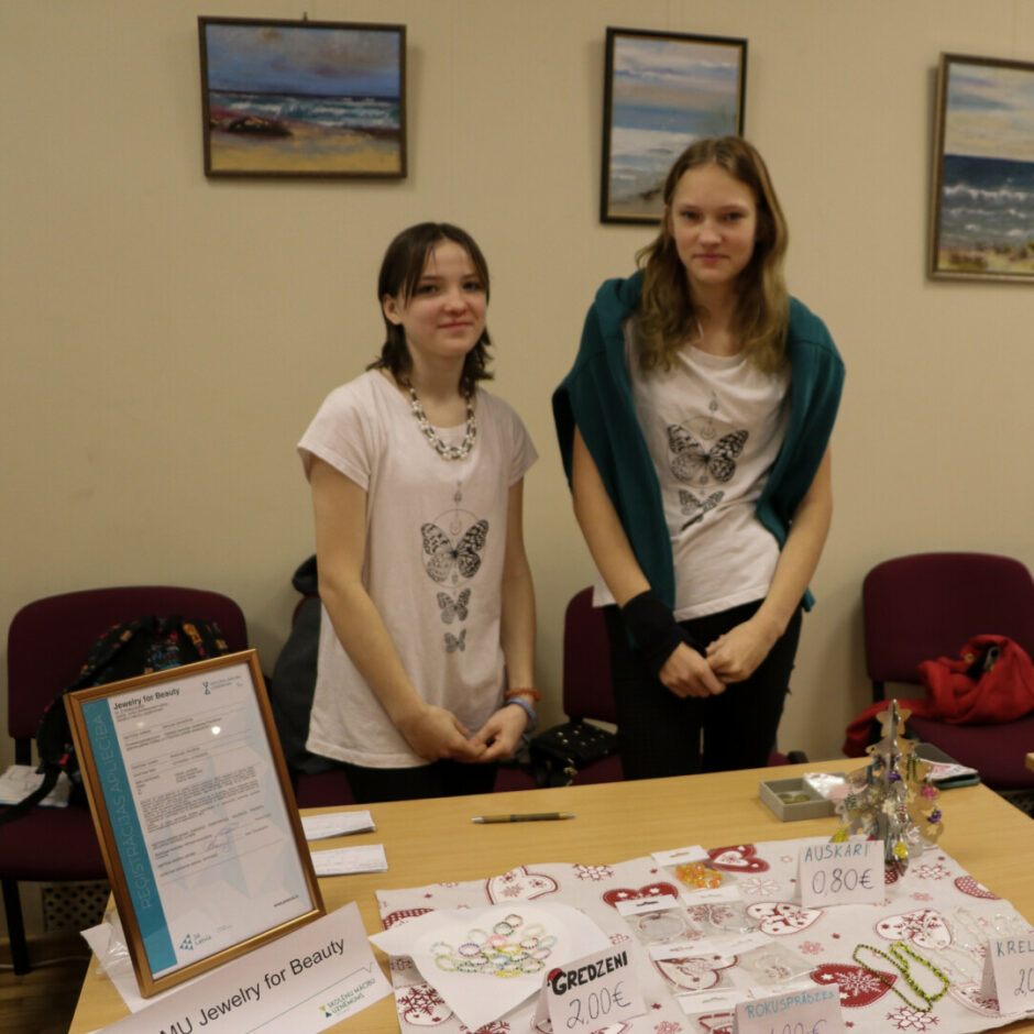 Meitenes pe galda uz kura ir rotas