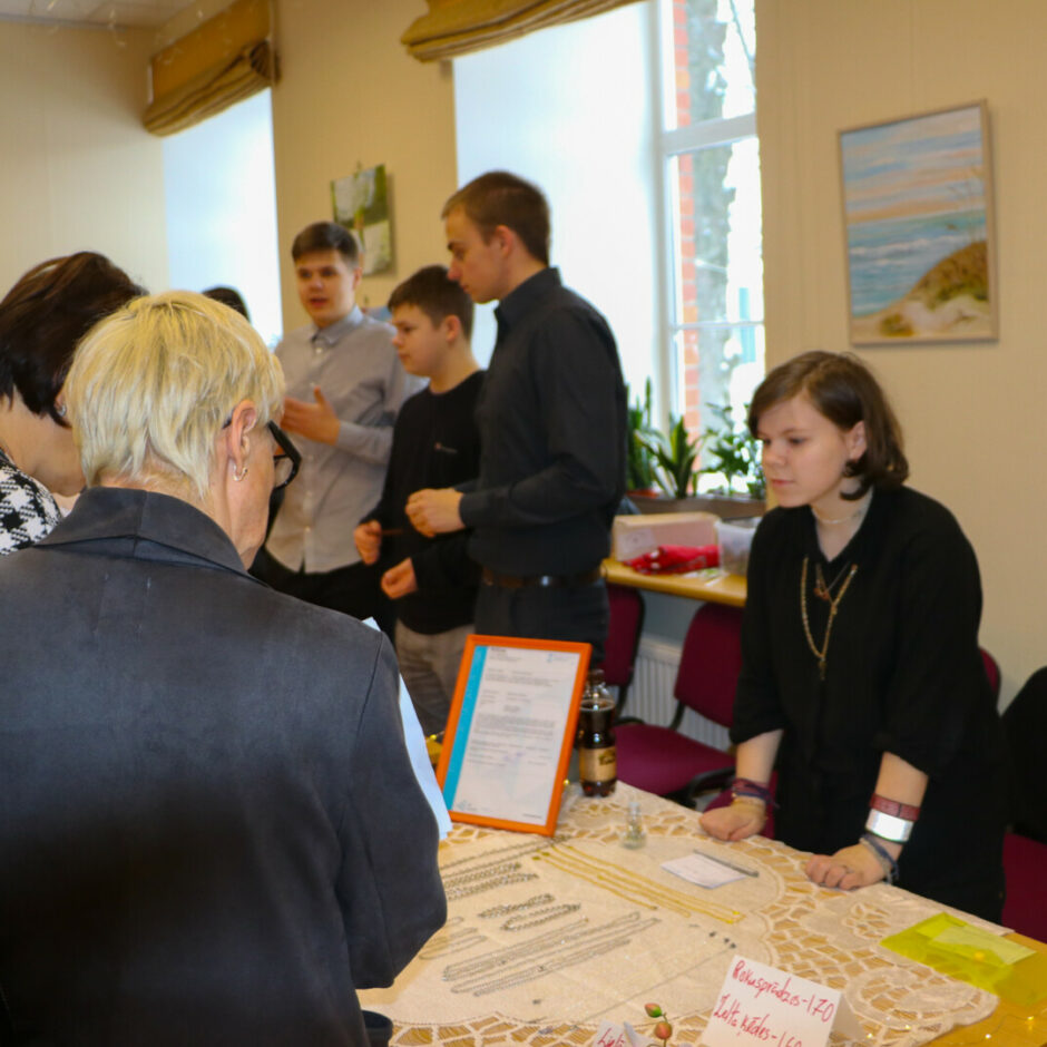 Meitene pārdod produkciju