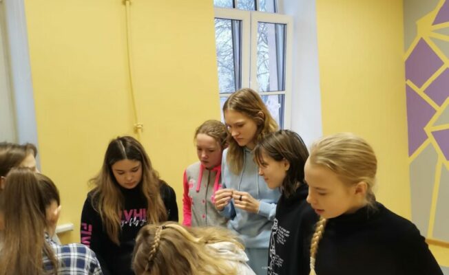 Bērni pie galda raksta