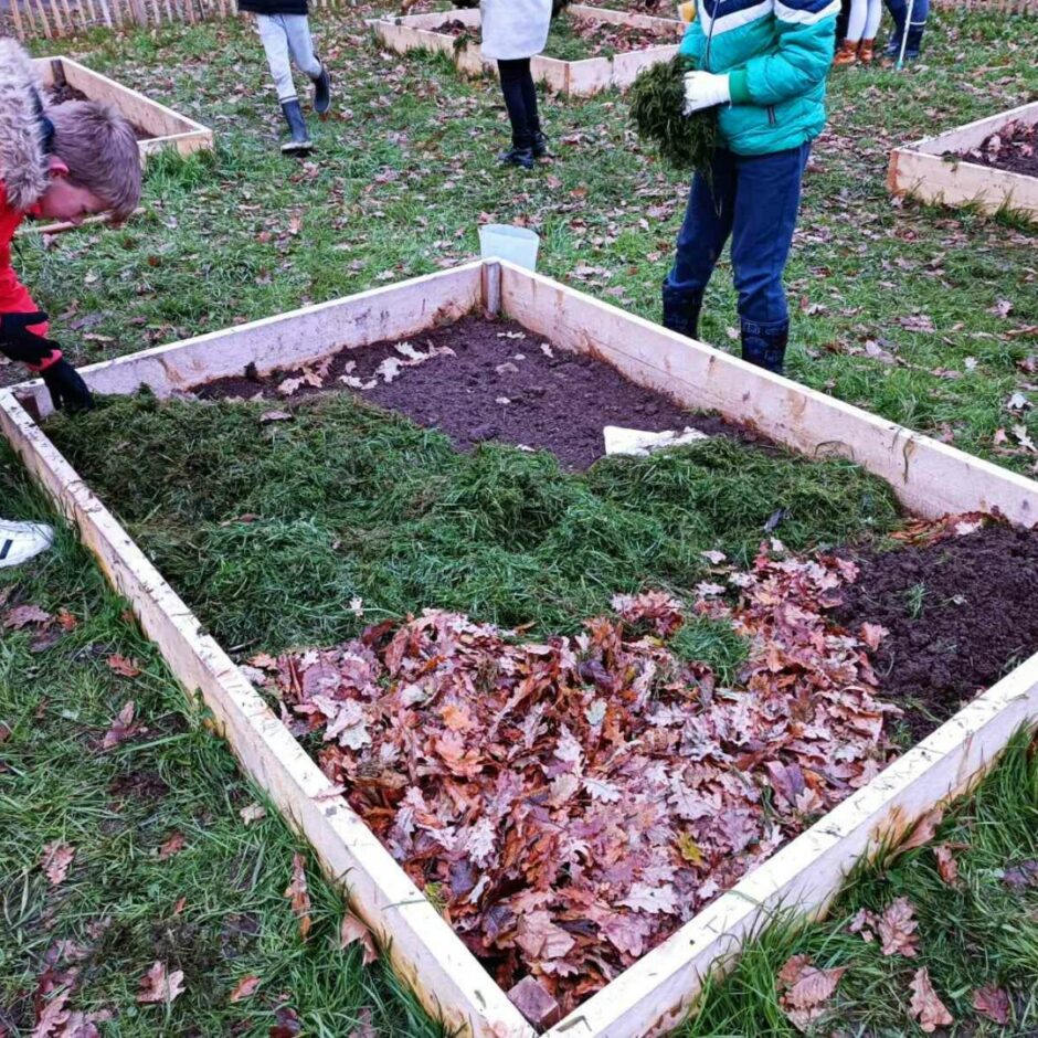 Bērni veido kompastu