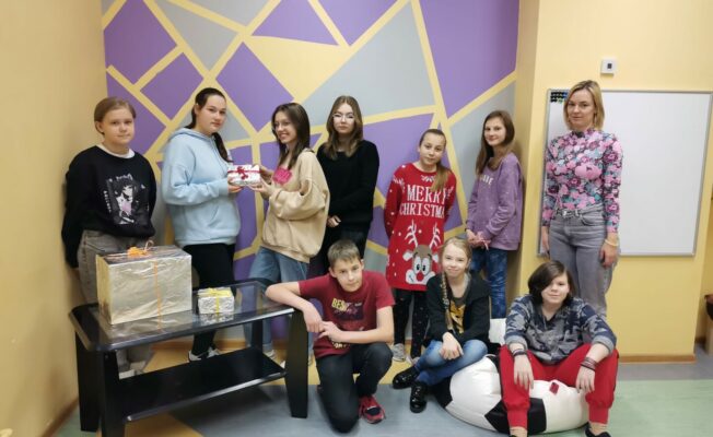 Bērni ar skolotāju klasē