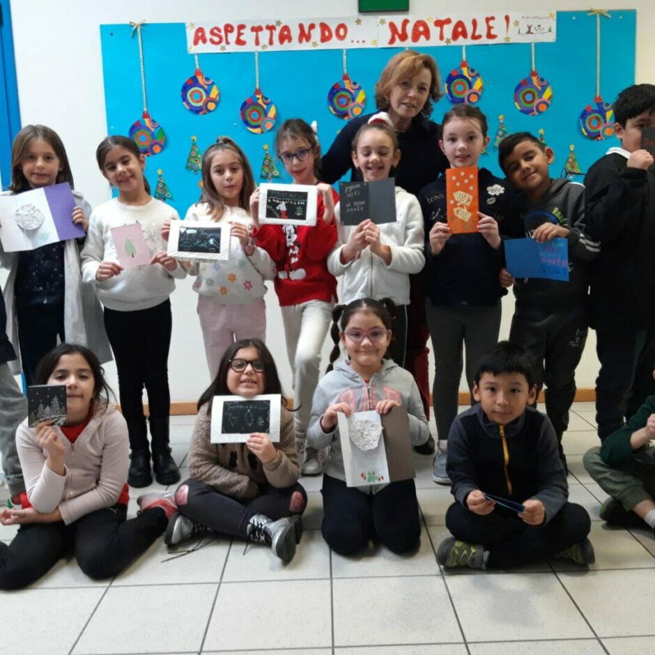 Bērni un skolotājs rādā fotogrāfijas