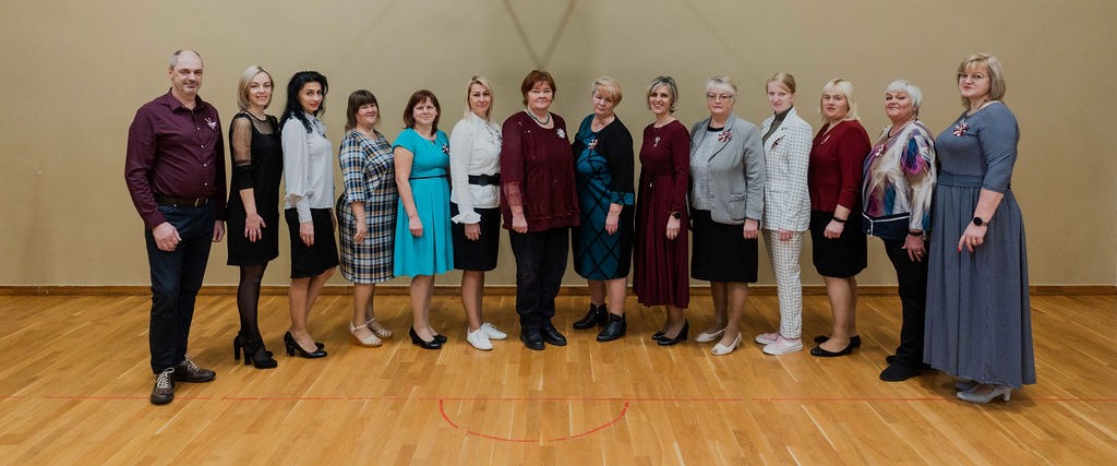 Sievietes un vīrietis stāv rindā