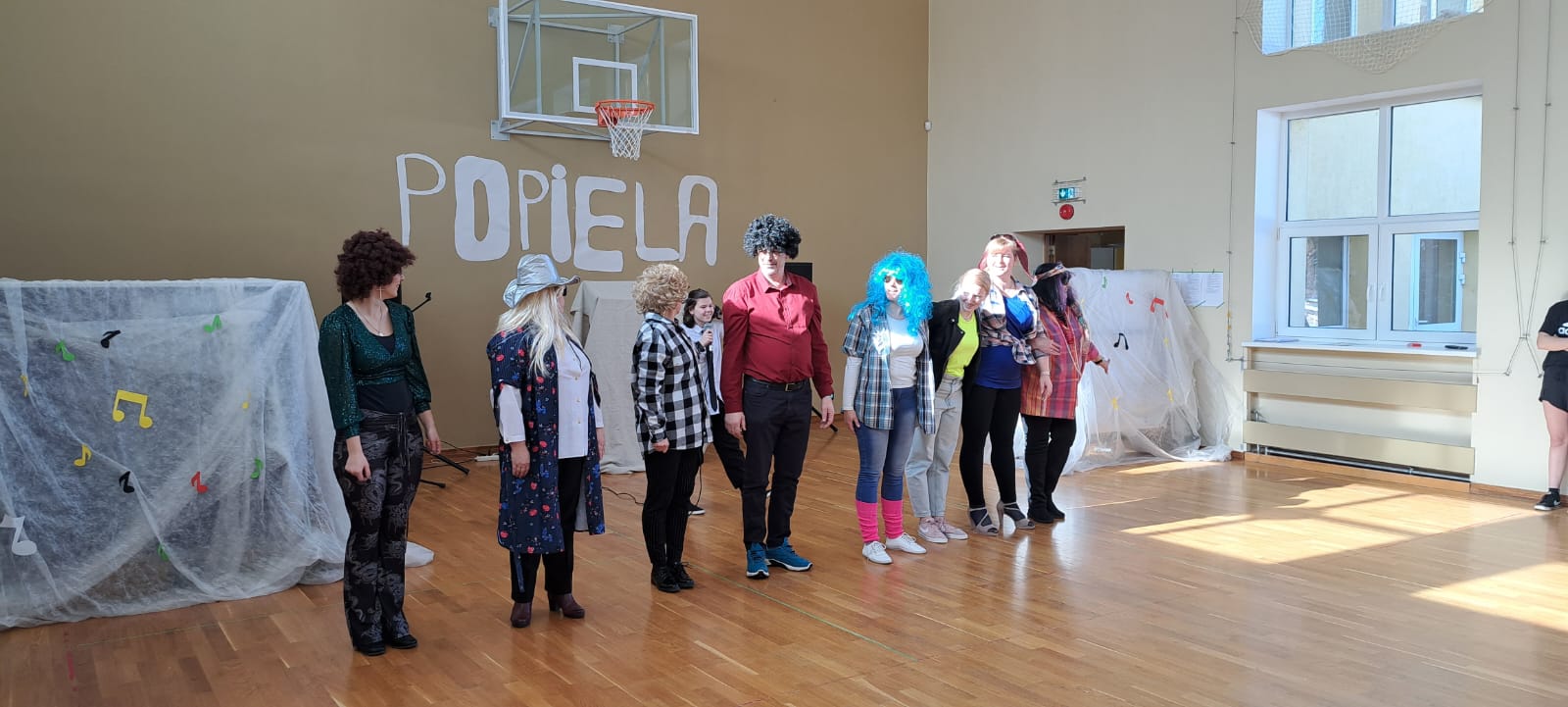Cilvēki stāv uz skatuves