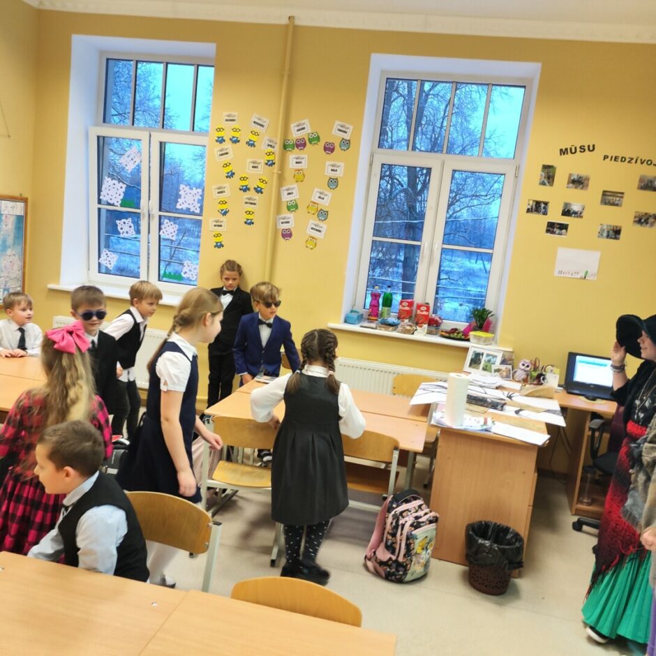 Bērni klasē spēlējas