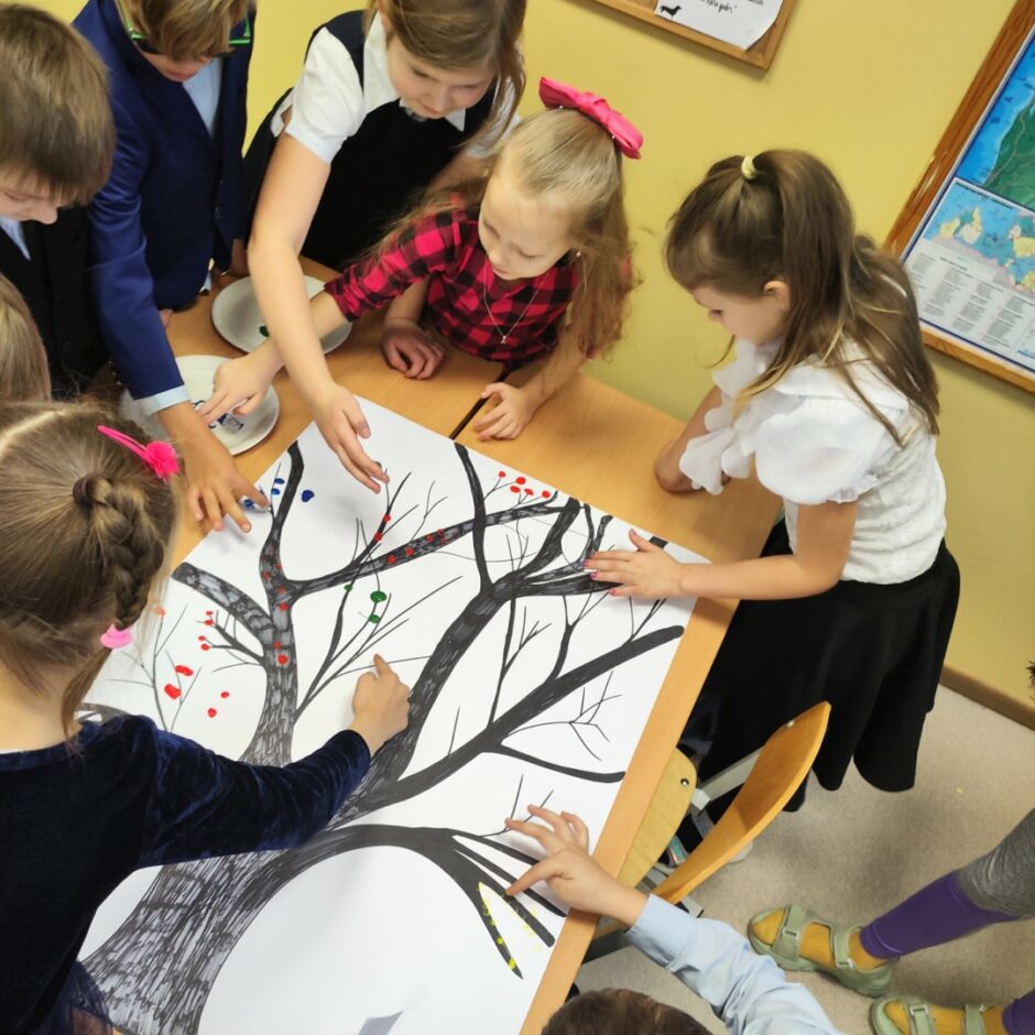 Bērni zīmē koku
