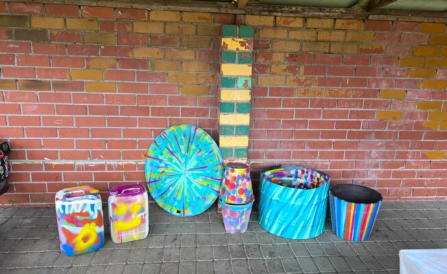 Siena ar nokrāsotiem traukiem