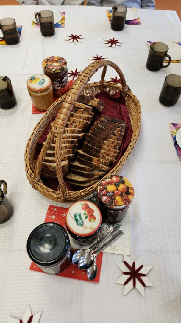 Galds, maize, krūzītes