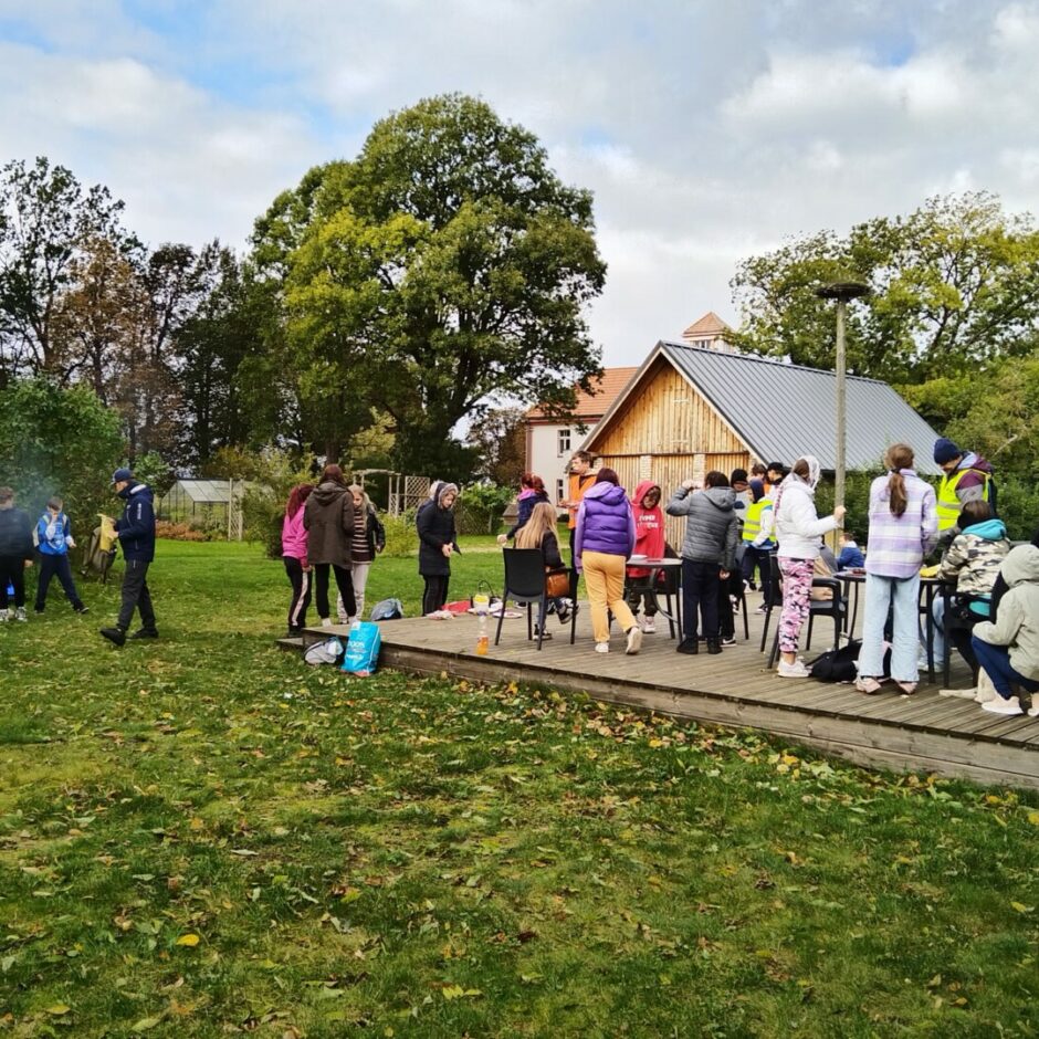 Skolēni ēd uz terases