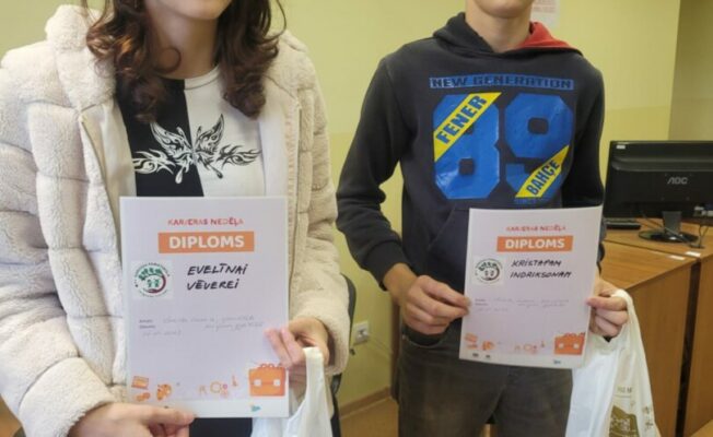 Zēns un meitene klasē