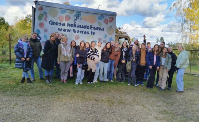 Bērni un pieaugušie pie masīnas