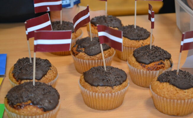 Keksiņi ar Latvijas karodziņiem