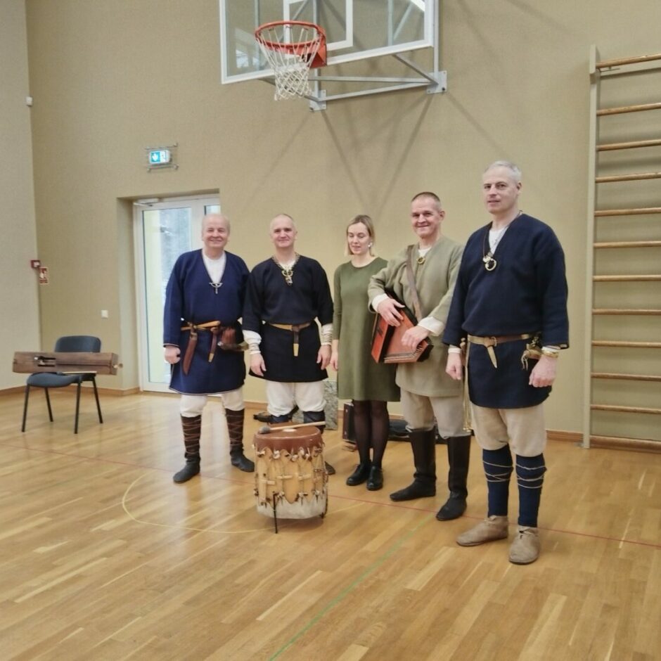 Vīrieši un siviete, mūzikas instrumenti