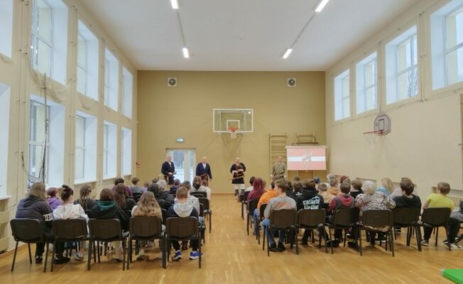 Sporta zāle, krēsli, skolēni