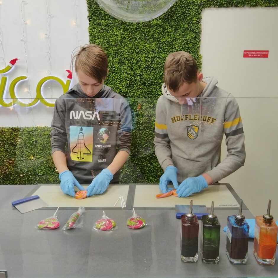 Bērni gatavo konfektes