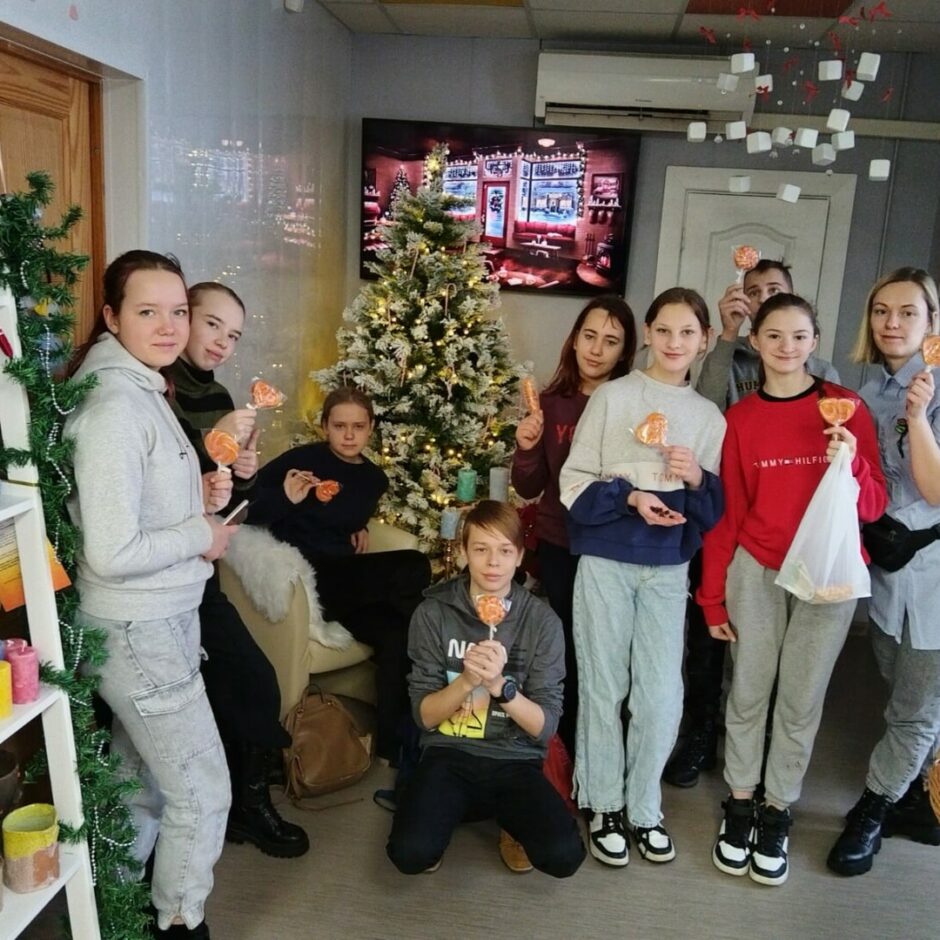 Skolēni pie eglītes