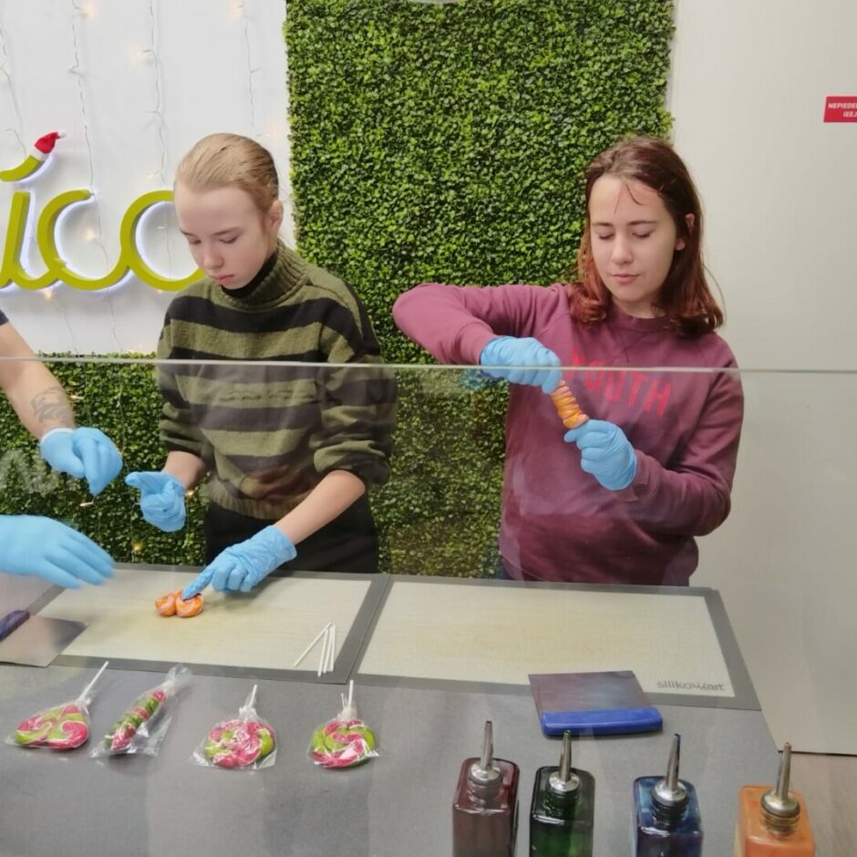 Bērni gatavo konfektes