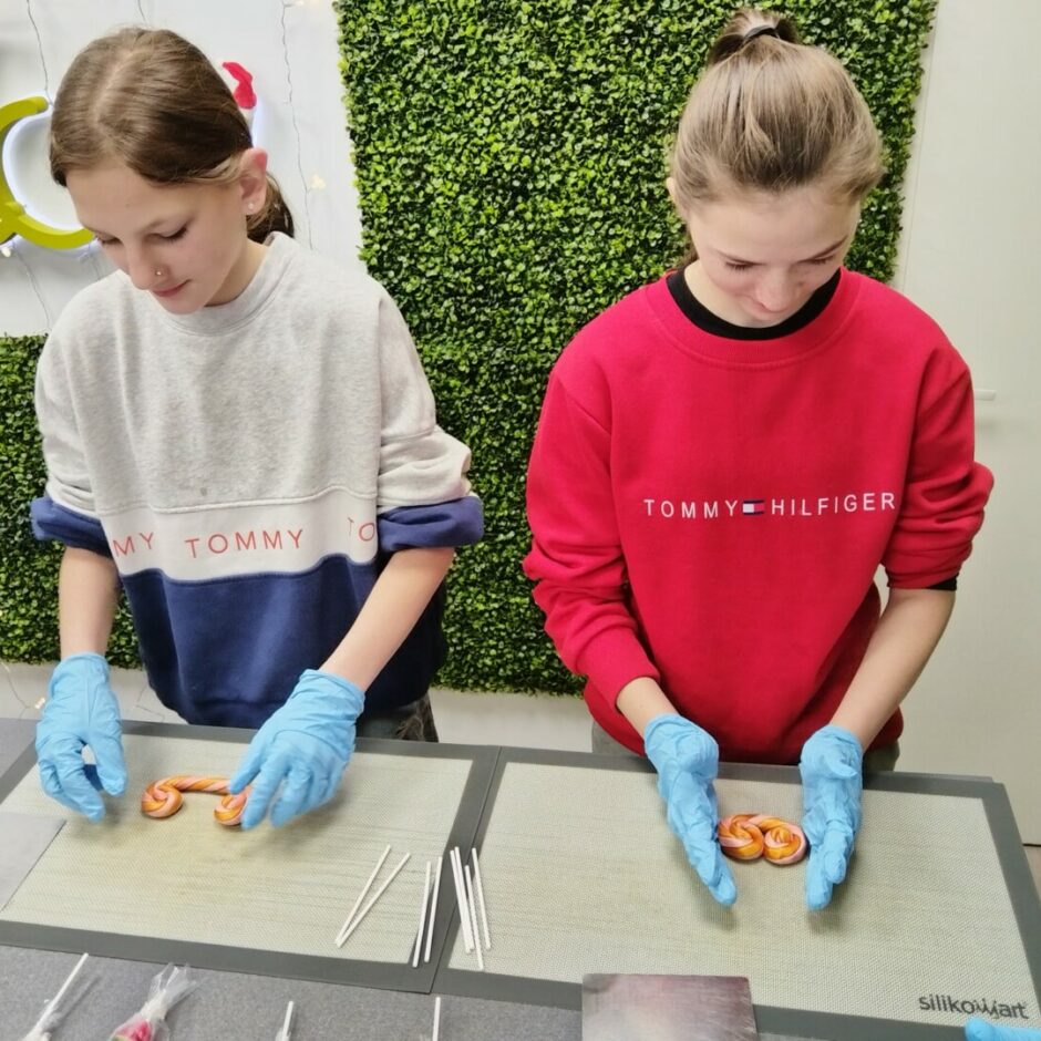 Bērni gatavo konfektes