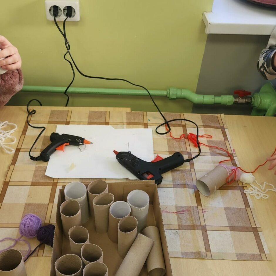 Galds ar darbarīkiem