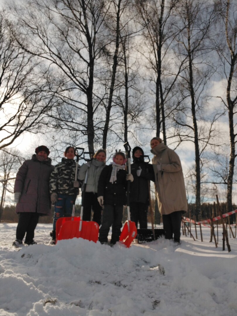 Skolotājas ar bērniem ziemā