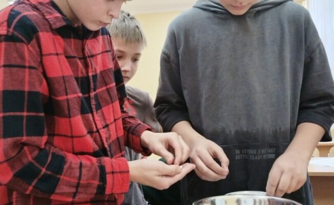 Zēni šķiro pupiņas