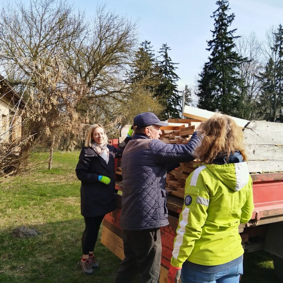 2 sievietes un vīrīetis nes dēļus