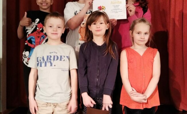 Meitenes un zēni uz skatuves