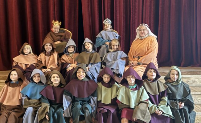 Skolēni un skolotāja